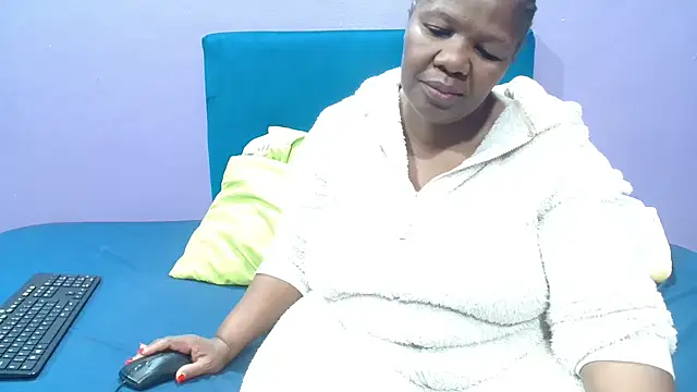 Snapshot of NaughtyChubbyZoe chatting on October 1, 5:24 am NaughtyChubbyZoe online show from October 1, 5:24 am