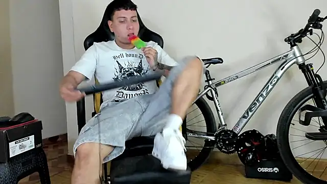 Snapshot of HELLSTAR chatting on October 19, 8:26 am HELLSTAR online show from October 19, 8:26 am