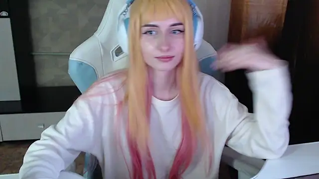 Cutti Crystal online show from February 17, 3:14 am