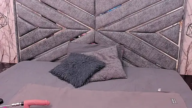 SASHA BROWNIE   online show from January 11, 7:30 pm