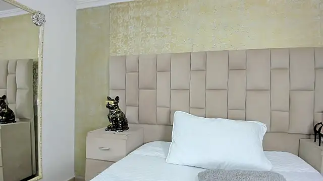 cloesummerr  online show from September 19, 1:23 pm