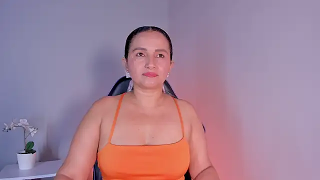 Snapshot of Zafiro__Brown chatting on May 23, 9:30 pm Zafiro Brown online show from May 23, 9:30 pm