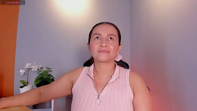 Snapshot of Zafiro__Brown chatting on June 5, 7:30 pm Zafiro Brown online show from June 5, 7:30 pm