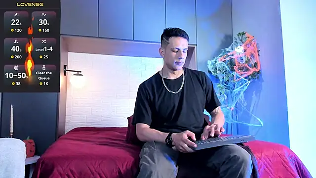 Snapshot of Dustin_Sonne chatting on October 28, 3:43 am Dustin Sonne online show from October 28, 3:43 am