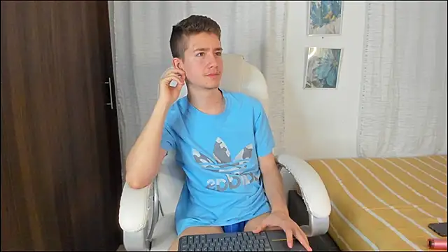 Snapshot of ThiagooJames chatting on September 10, 11:27 pm ThiagooJames online show from September 10, 11:27 pm