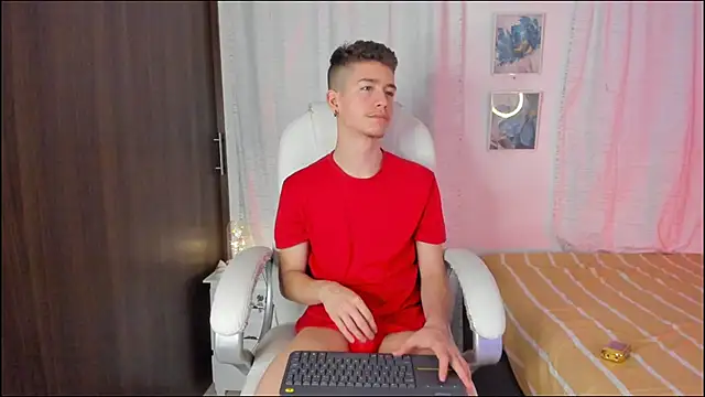 Snapshot of ThiagooJames chatting on September 20, 3:18 am ThiagooJames online show from September 20, 3:18 am