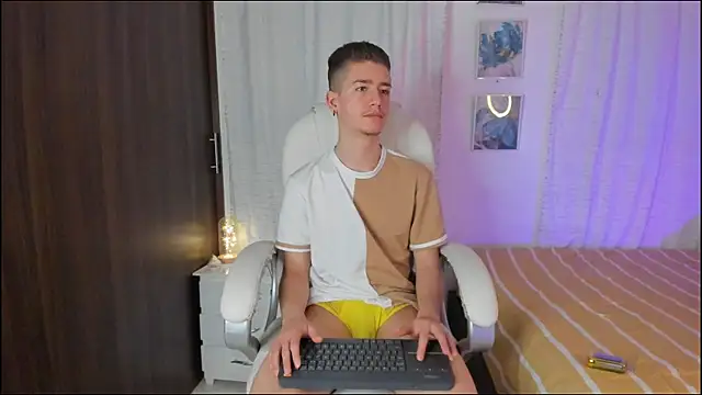 Snapshot of ThiagooJames chatting on September 21, 12:34 am ThiagooJames online show from September 21, 12:34 am