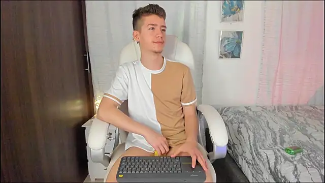 Snapshot of ThiagooJames chatting on September 26, 3:32 am ThiagooJames online show from September 26, 3:32 am