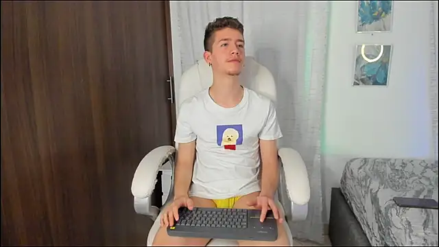 Snapshot of ThiagooJames chatting on October 4, 2:42 am ThiagooJames online show from October 4, 2:42 am