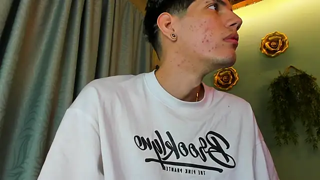 Snapshot of david_huge chatting on September 23, 8:28 am david huge online show from September 23, 8:28 am