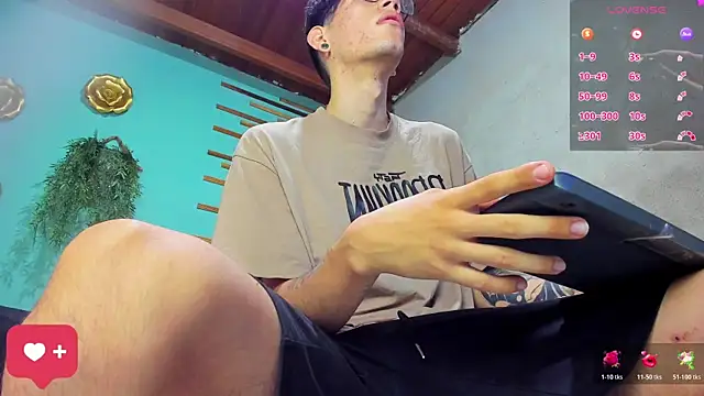 Snapshot of david_huge chatting on November 1, 1:35 pm david huge online show from November 1, 1:35 pm