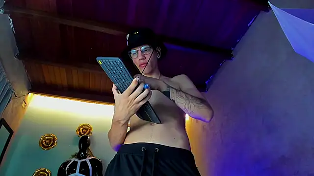 Snapshot of david_huge chatting on November 5, 1:33 pm david huge online show from November 5, 1:33 pm