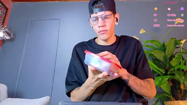 Snapshot of david_huge chatting on November 7, 1:22 pm david huge online show from November 7, 1:22 pm