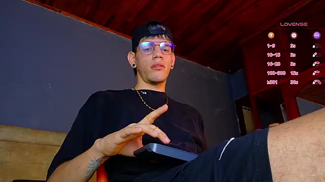 Snapshot of david_huge chatting on November 16, 1:33 am david huge online show from November 16, 1:33 am