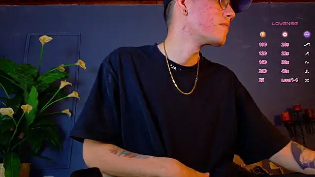 Snapshot of david_huge chatting on November 18, 1:33 am david huge online show from November 18, 1:33 am