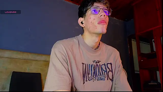 Snapshot of david_huge chatting on November 20, 1:22 pm david huge online show from November 20, 1:22 pm