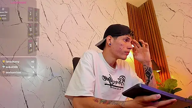 Snapshot of david_huge chatting on November 22, 1:26 am david huge online show from November 22, 1:26 am