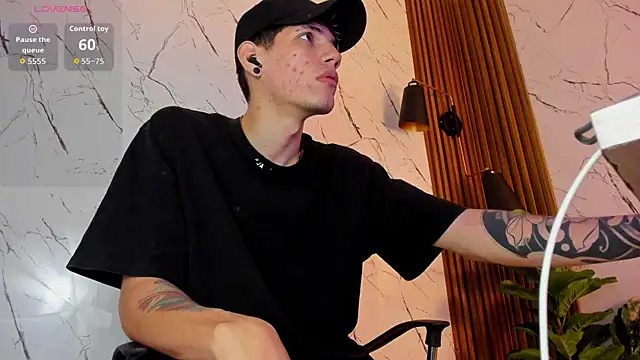 Snapshot of david_huge chatting on November 24, 1:38 am david huge online show from November 24, 1:38 am