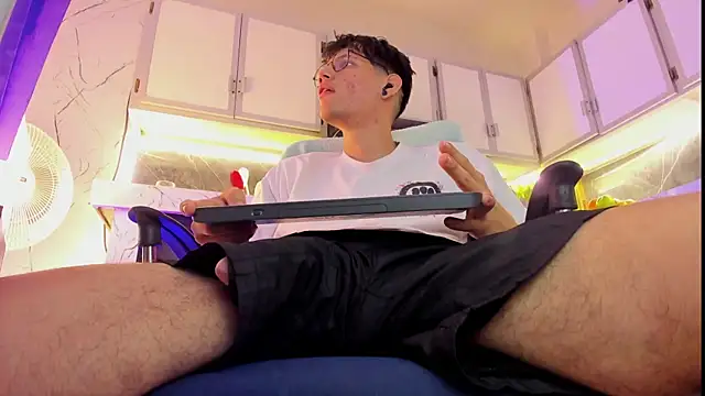 Snapshot of david_huge chatting on November 29, 1:36 pm david huge online show from November 29, 1:36 pm