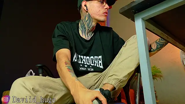 Snapshot of david_huge chatting on July 22, 1:25 pm david huge online show from July 22, 1:25 pm