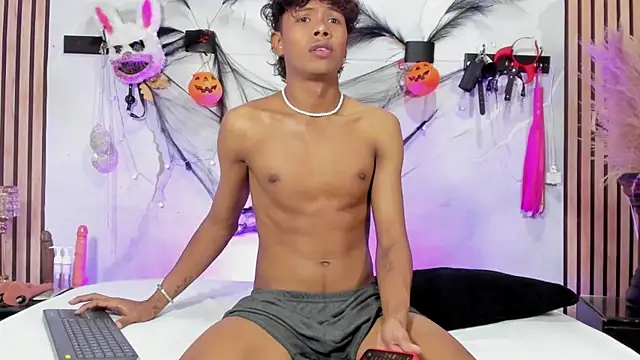 Snapshot of MilthonDelis chatting on October 31, 4:24 am MilthonDelis online show from October 31, 4:24 am