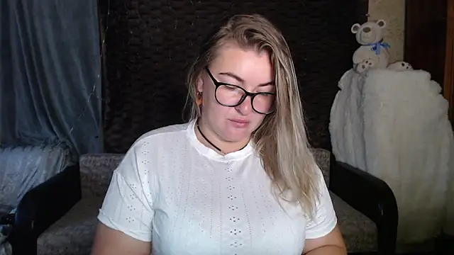 Snapshot of NikaSkylink chatting on October 20, 3:51 am NikaSkylink online show from October 20, 3:51 am