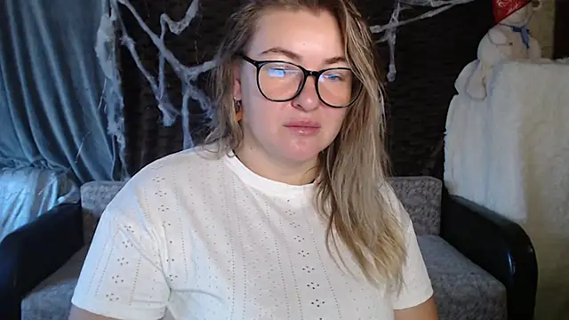 Snapshot of NikaSkylink chatting on November 1, 4:36 am NikaSkylink online show from November 1, 4:36 am