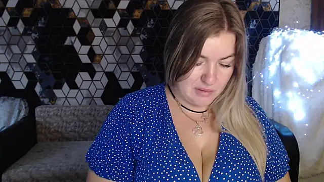 Snapshot of NikaSkylink chatting on December 1, 5:01 am NikaSkylink online show from December 1, 5:01 am