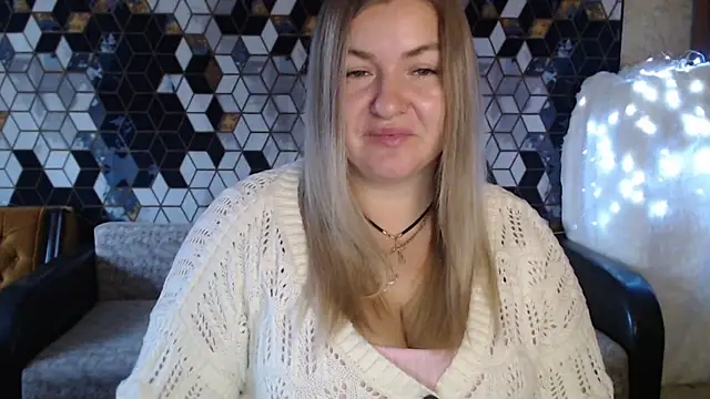 Snapshot of NikaSkylink chatting on December 15, 5:12 am NikaSkylink online show from December 15, 5:12 am