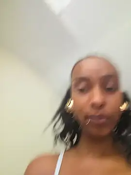 Snapshot of Hazel_Dollxx chatting on June 1, 9:33 am Hazel Dollxx online show from June 1, 9:33 am