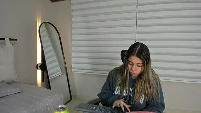 Rachell criss online show from November 27, 4:03 am