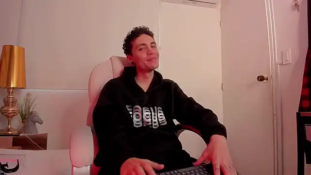 Snapshot of dark_sun302 chatting on October 5, 9:02 pm dark sun302 online show from October 5, 9:02 pm