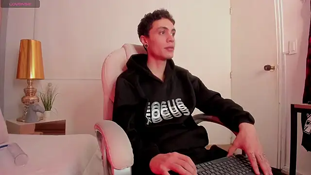 Snapshot of dark_sun302 chatting on October 9, 9:13 pm dark sun302 online show from October 9, 9:13 pm