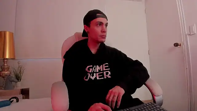 Snapshot of dark_sun302 chatting on October 13, 9:04 pm dark sun302 online show from October 13, 9:04 pm