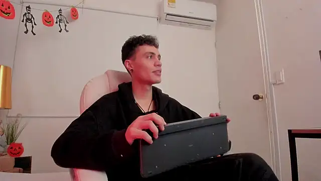 Snapshot of dark_sun302 chatting on October 30, 9:26 pm dark sun302 online show from October 30, 9:26 pm