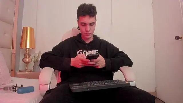 Snapshot of dark_sun302 chatting on November 6, 10:21 pm dark sun302 online show from November 6, 10:21 pm