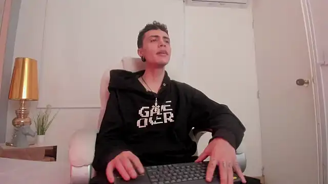 Snapshot of dark_sun302 chatting on November 11, 9:26 pm dark sun302 online show from November 11, 9:26 pm