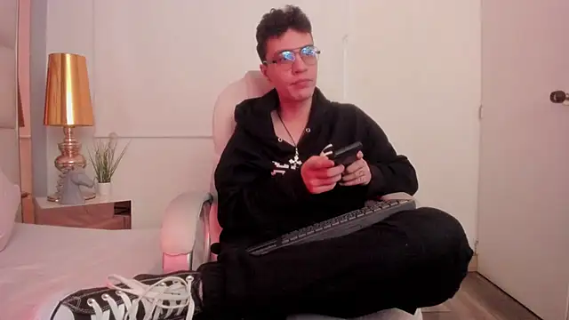 Snapshot of dark_sun302 chatting on November 12, 9:36 pm dark sun302 online show from November 12, 9:36 pm