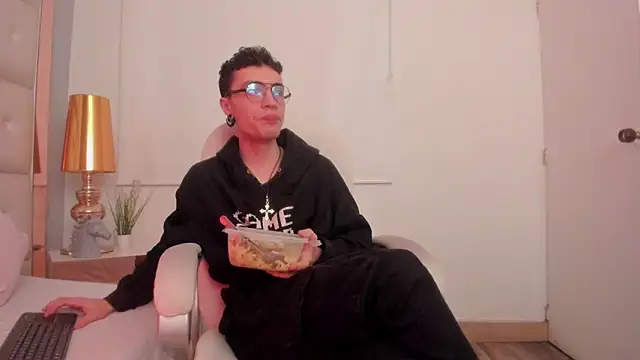 Snapshot of dark_sun302 chatting on November 13, 9:58 pm dark sun302 online show from November 13, 9:58 pm