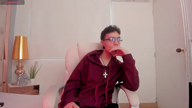 Snapshot of dark_sun302 chatting on November 17, 8:47 pm dark sun302 online show from November 17, 8:47 pm