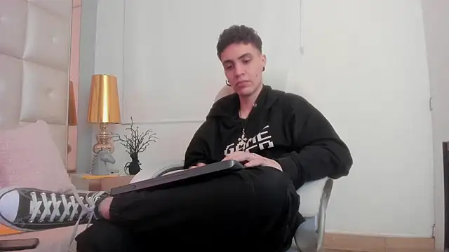 Snapshot of dark_sun302 chatting on December 4, 10:07 pm dark sun302 online show from December 4, 10:07 pm