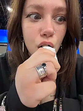 Snapshot of lucy-joy chatting on April 29, 8:18 am lucy-joy online show from April 29, 8:18 am