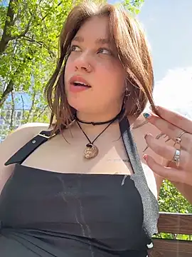 Snapshot of lucy-joy chatting on May 4, 9:38 am lucy-joy online show from May 4, 9:38 am