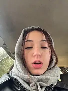 Snapshot of DollyTall chatting on October 2, 8:43 am DollyTall online show from October 2, 8:43 am