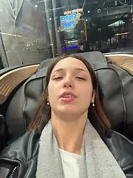 Snapshot of DollyTall chatting on October 16, 8:48 am DollyTall online show from October 16, 8:48 am