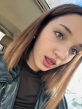 Snapshot of DollyTall chatting on October 23, 8:35 am DollyTall online show from October 23, 8:35 am