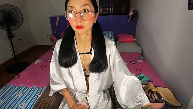 Snapshot of Anais_lux chatting on May 17, 11:56 pm Anais lux online show from May 17, 11:56 pm