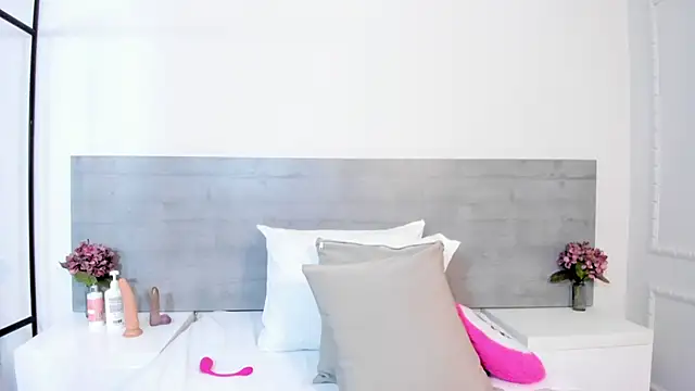 sunnyWhitee online show from October 2, 7:10 pm