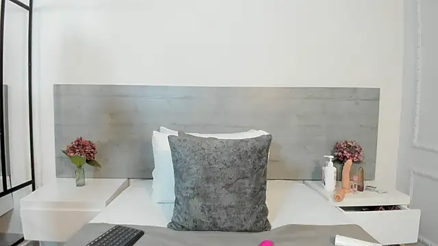 sunnyWhitee online show from October 11, 7:12 pm