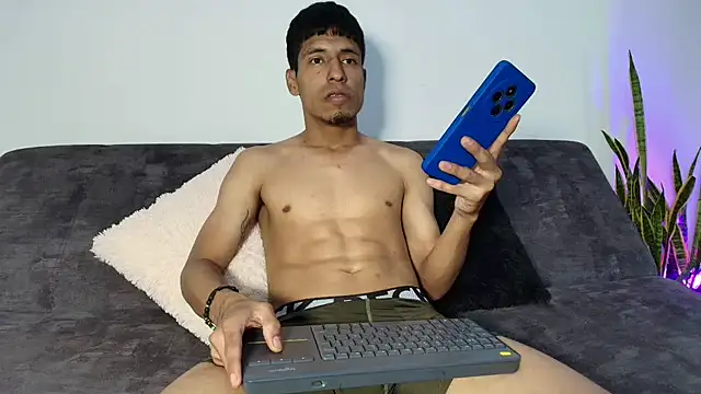 Snapshot of IsaXander743 chatting on December 15, 1:10 am IsaXander743 online show from December 15, 1:10 am